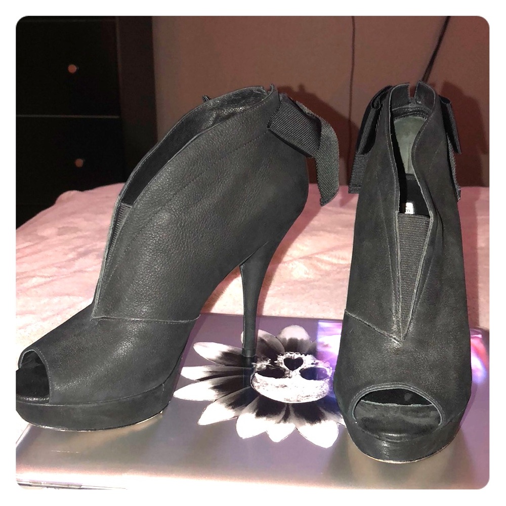 Vera Wang pumps
